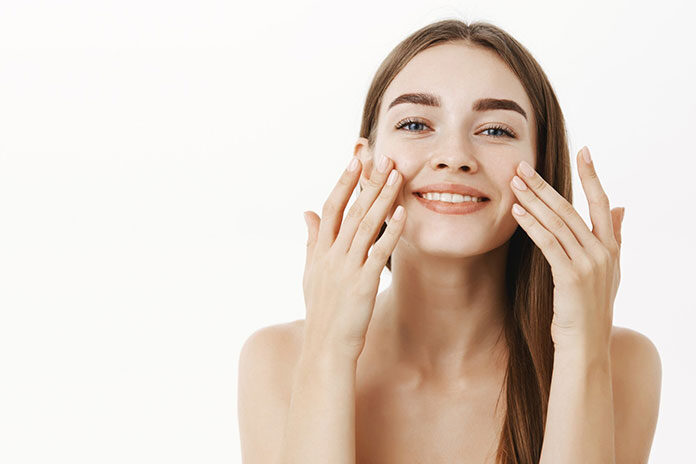 Jak kompleksowo oczyścić skórę twarzy w domowym zaciszu