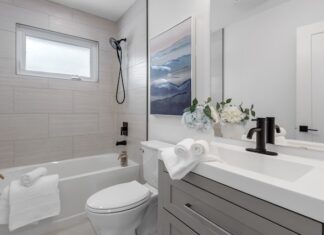 Dlaczego warto zainwestować w profesjonalny montaż kabin prysznicowych i wanien?