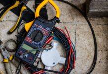 Jakie korzyści przynosi profesjonalna kontrola instalacji elektrycznej?