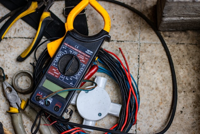Jakie korzyści przynosi profesjonalna kontrola instalacji elektrycznej?
